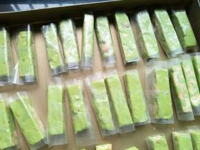 切块，夏天需要包糯米纸哦，不然会很粘的