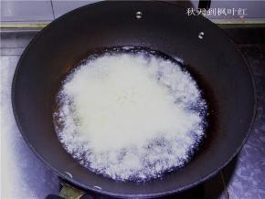 下入蒜粒炸出香味；