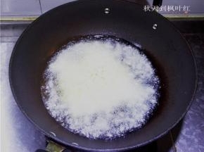 下入蒜粒炸出香味；