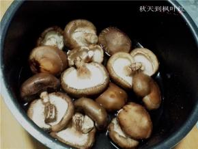香菇用清水多清洗几遍，冲刷掉香菇上的泥沙；