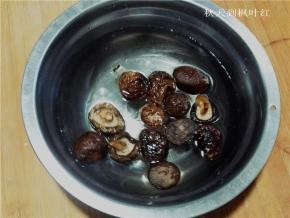 为了增加香味，我又浸泡了一些干香菇；