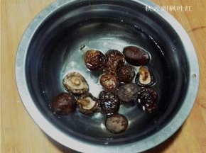 为了增加香味，我又浸泡了一些干香菇；