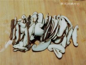 香菇去根蒂后用流水再冲洗一下。然后把香菇切成片备用；