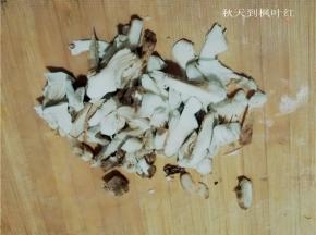 香菇的根蒂切碎；
