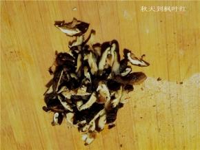 干香菇泡软后切丝备用；