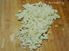 大蒜切粒备用；