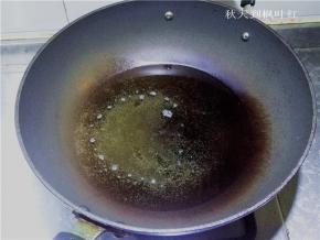 锅中倒入玉米油烧热；