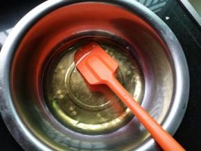 枧水、转化糖浆和花生油称好