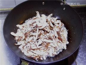 倒入香菇油炸；