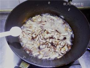 待香菇炸软出汁后放入适量的盐继续炸；