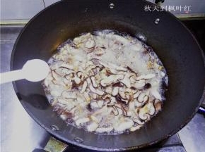 待香菇炸软出汁后放入适量的盐继续炸；