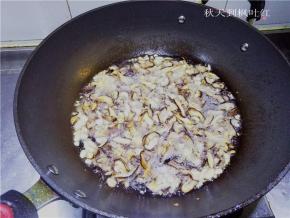 中小火慢慢炸，炸至金黄色，期间要不断翻搅，以免糊锅；