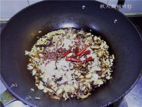 趁热再放入辣椒、花椒搅拌。