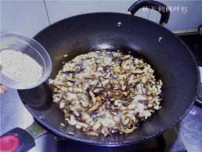 香菇炸至金黄色后可以关火，趁热放入芝麻；