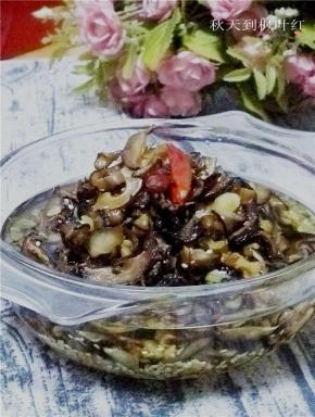 利用油的余温把辣椒、花椒、芝麻炒出香味，待冷却后将油及菌条装瓶保存。