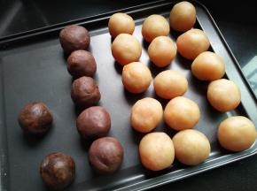 豆沙加一个蛋黄共计35克，莲蓉加一个蛋黄共计35克