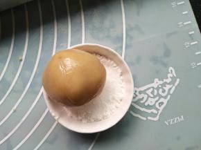 放玉米淀粉里滚下