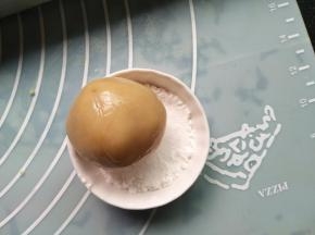 放玉米淀粉里滚下