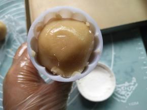 抖去多余的粉，倒入模具里