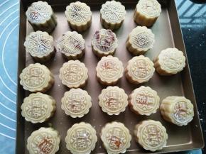 在金盘里按压，提起模具，月饼就出来了