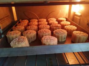 烤箱中层200℃提起预热10分钟，烤5分钟定型