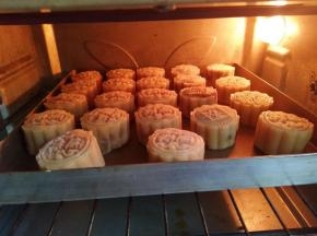 烤箱中层200℃提起预热10分钟，烤5分钟定型