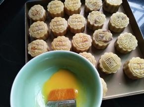 拿出来表面刷薄薄的蛋黄液，继续放回烤箱，用180℃烤15分钟