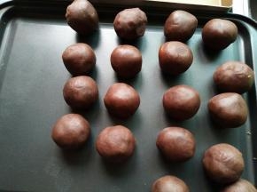 一个蛋黄+豆沙共计35克，提前包好备用
