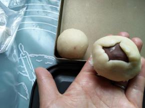 包入一个豆沙馅，再慢慢收口