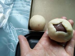 包入一个豆沙馅，再慢慢收口
