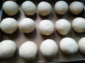 全部包好放不粘烤盘，同时预热烤箱中层180℃