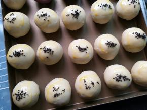 表面刷蛋液，撒黑芝麻