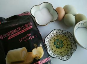 准备好所有材料，蛋白和蛋黄分离，蛋白放冰箱冷藏备用