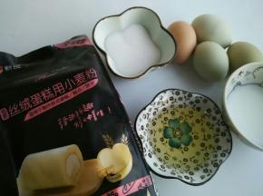 准备好所有材料，蛋白和蛋黄分离，蛋白放冰箱冷藏备用