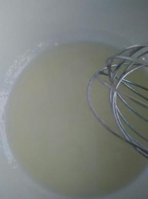 取10克糖与牛奶和玉米油，充分乳化好