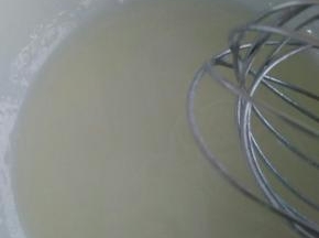 取10克糖与牛奶和玉米油，充分乳化好