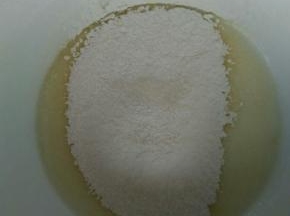 筛入低粉，搅拌均匀