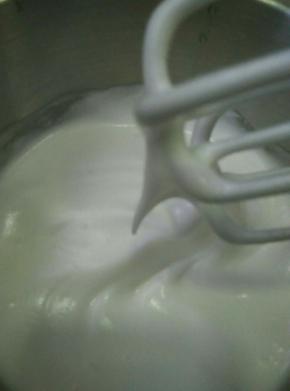 取出冷藏的蛋白分三次加入剩余的糖，打发至硬性发泡