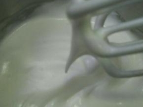 取出冷藏的蛋白分三次加入剩余的糖，打发至硬性发泡