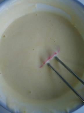 把搅拌好的蛋糊倒入剩余的蛋白里，搅拌均匀