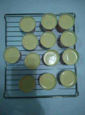 搅拌均匀的蛋糊倒入纸杯中，8分满送入提前预热的烤箱165度30分钟