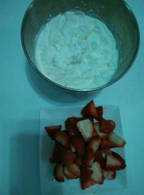 200克淡奶油加20克低速打发至裱花状态，草莓对半切开