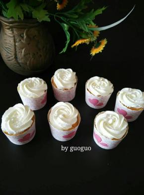 裱花袋装入喜欢的花嘴，放入打发好的奶油挤在纸杯上面