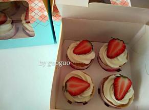 最上面放上草莓，完成。不管是自己吃还是装盒子送人，都很漂亮