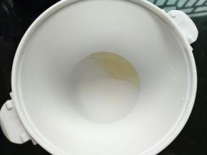 水、玉米油和细砂糖放入容器里