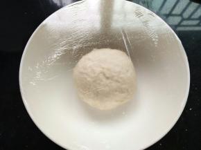 揉成光滑的面团，盖保鲜膜室温发酵，发2倍大即可