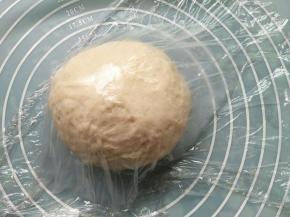 把面团按压排气，盖保鲜膜醒10分钟