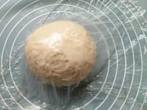 把面团按压排气，盖保鲜膜醒10分钟