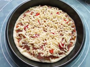 表面撒厚厚的马苏里拉芝士碎