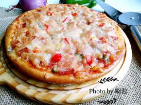 出炉稍微放凉，转移到披萨板上